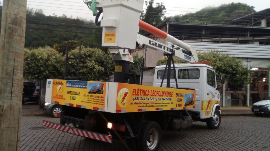 Serviços com Caminhão Munck